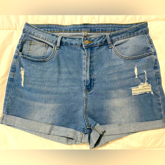LIGHT DENIM SHORTS - Picture 3 of 6